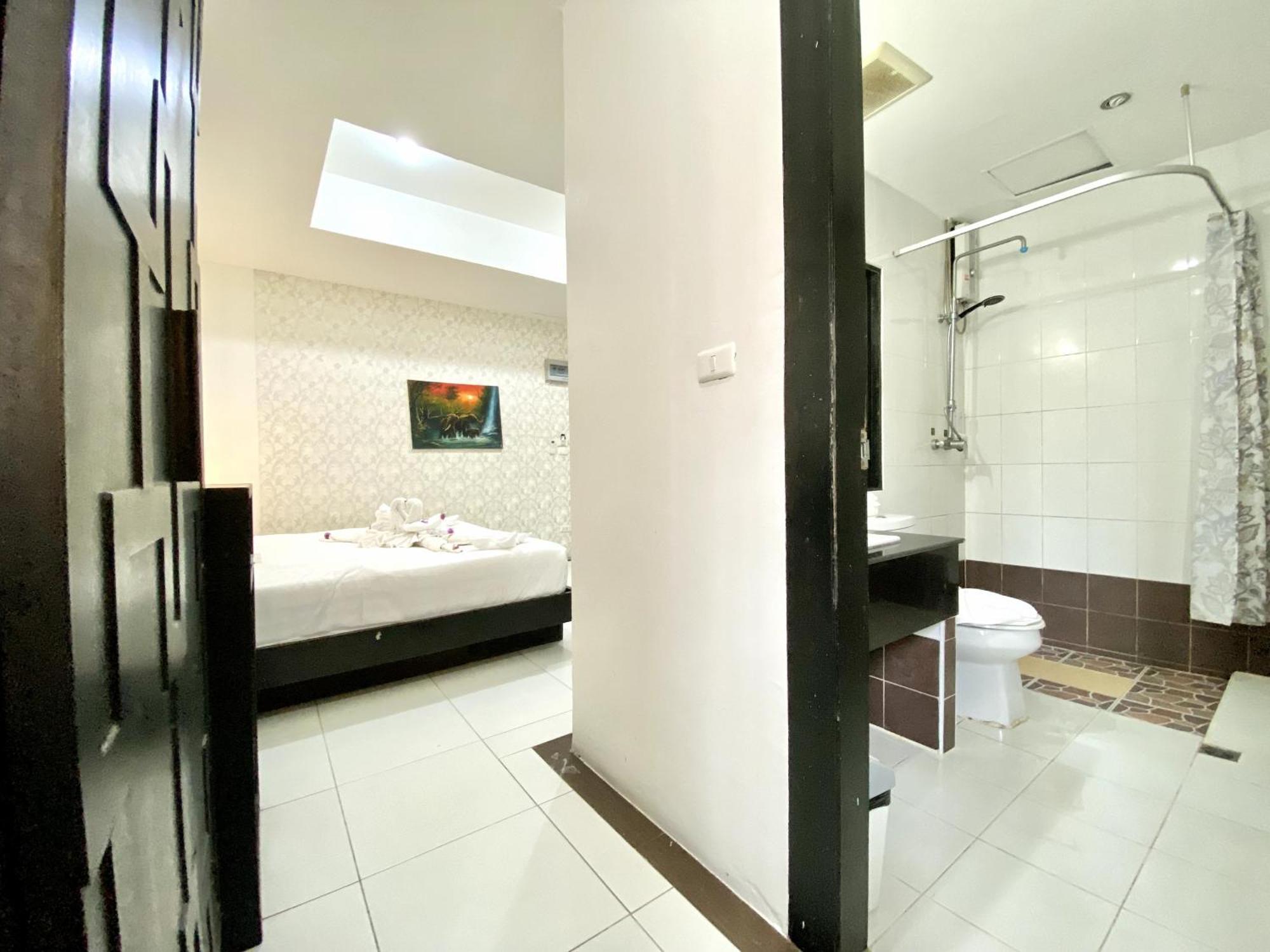 Beachwalk Patong Exterior photo
