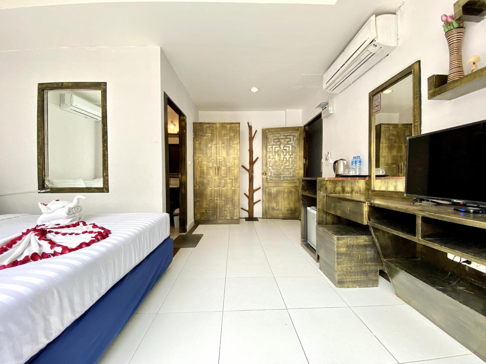 Beachwalk Patong Exterior photo