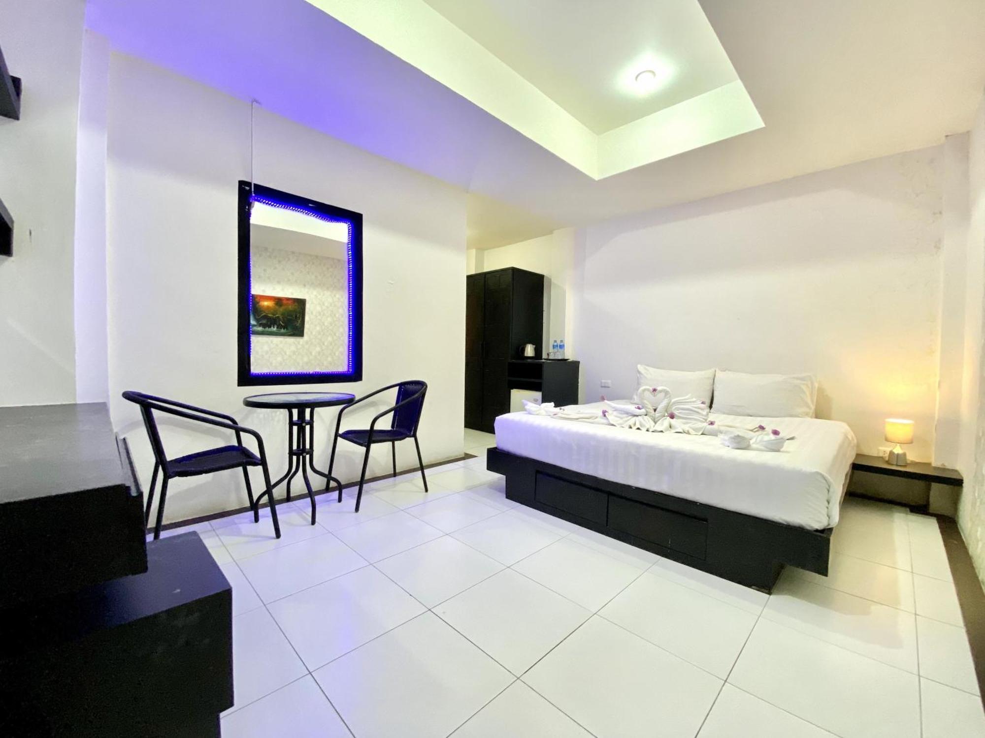 Beachwalk Patong Exterior photo