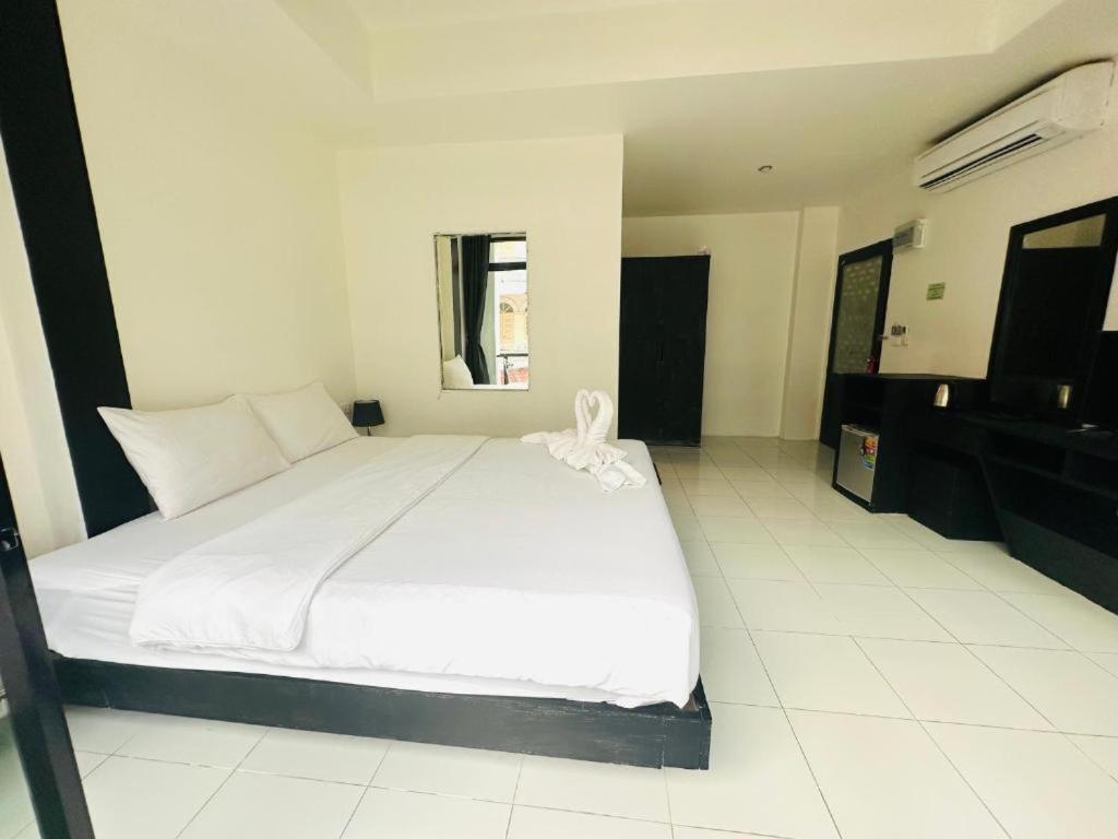 Beachwalk Patong Exterior photo