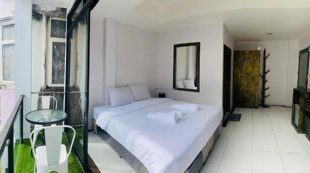 Beachwalk Patong Exterior photo